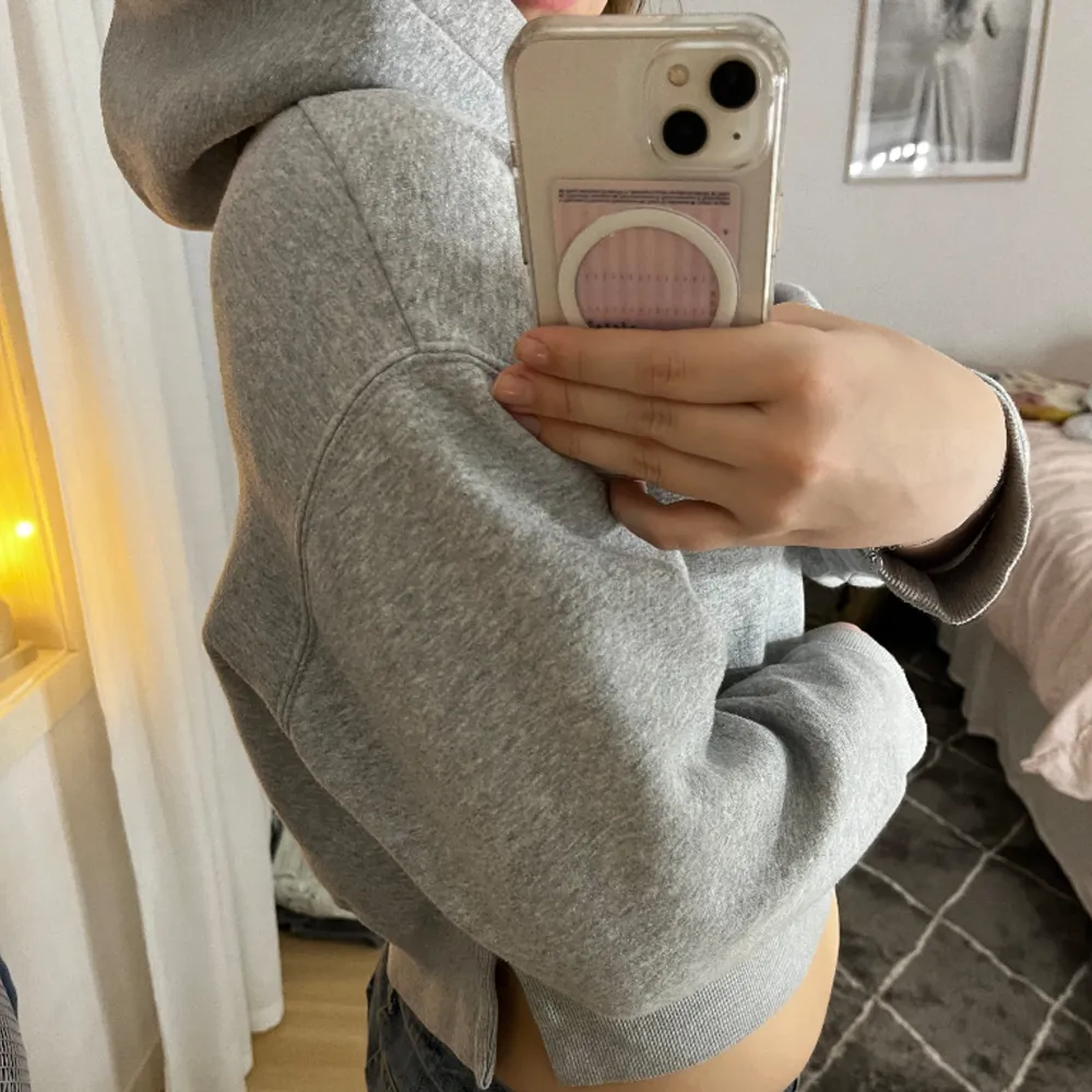superfin grå hoodie från Zara, köpt secondhand och tycker den är lite kort på mig så därav säljer jag den! Använd gärna köp nu❣️. Hoodies.