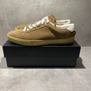 Saint Laurent skor - Säljer mina sjukt feta saint Laurent skor i väldigt bra skick 8/10. Box ingår. Storlek 42,5. Hör gärna av er vid fler frågor eller bilder.