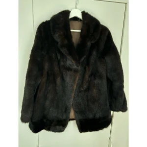 Äkta Pälsjacka  - Äkta vintage pälsjacka i mink/bison. Storlek S-M Mörkbrun