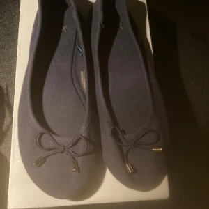 *NY*Ballerinaskor, Stl 36, VOX  - Mörkblå ballerina i tjockare Canvastyg Fr VOX. Nya och oanvända. Förvarats i kartong så ngra skrynklor finns men rättar till sig på foten direkt. 