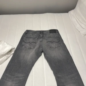 Jack & Jones jeans - Jag säljer de här jeansen då de inte kommer till användning för mig eftersom att de är för stora på mig, jag köpte fel storlek, byxorna är i princip nya, hojta till om ni har några frågor!😁