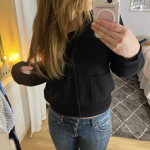 Jättesöt zip-up tröja från shein, bra kvalitetet och skick! Säljer pågrund av att den inte används länge❣️Använd köp nu funktionen, tack!