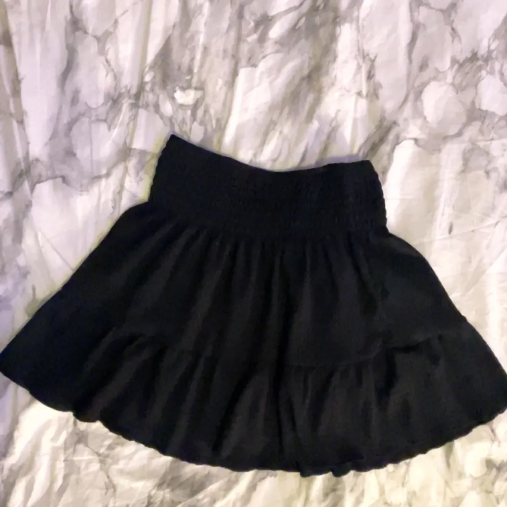 Köpte denna kjol i somras, men blev aldrig till användning. Den är ifrån Gina tricko och har volanger både fram och bak.  Ifall bilder kan fixas 😁😁🥂🥂. Kjolar.