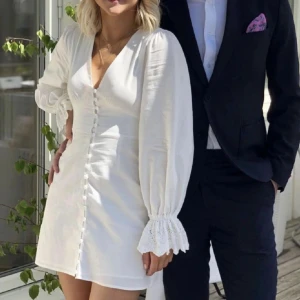 Adoore Klänning  - Klänning från Adoore som inte längre säljs. Den är i storlek M och är endast testad så helt i nyskick! (Första bilden är lånad) 🩷