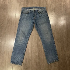 Carhartt jeans - Vintage Cartartt jeans. Bra skick förutom ett hål vid höger häl. Nypris ungefär 1000. Skriv för frågor eller mått.