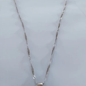 Silver halsband med Onyx sten!. - Märkt på halsbandet och hänget 925. Onyx sten 1,2 cm i diameter och halsbandet är 47 cm långt och 3 mm brett.