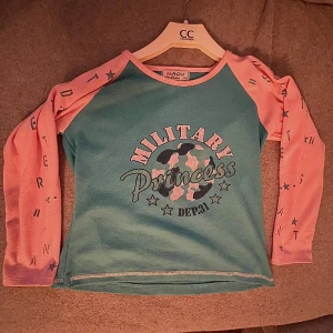 Babytee - Fett söt babytee. Är från barnavdelningen så den är väldigt liten. Skulle säga att den passar xxxs-xs. Har 3/4 armlängd💝