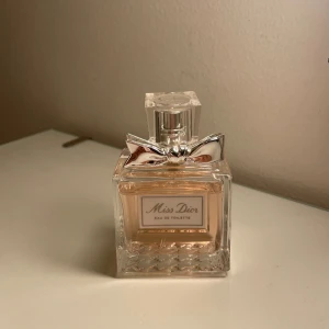 Miss Dior Parfym  - Fick denna i present så har tyvärr inget kvitto. 50 ml och knappt använd som man kan se på bilderna. Nypris 1120kr, mitt pris 900