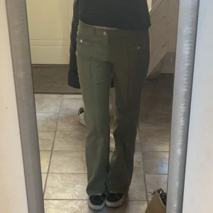 Gröna jeans HM - Säljer nu dessa underbara gröna jeans från HM, strl 38!😍Lågmidjqde och stretchiga, jättebra passform! Bra i längden på mig som är 172❤️Superfint skick, inga defekter💕första bilden är min egen, 2&3 bilden är lånad
