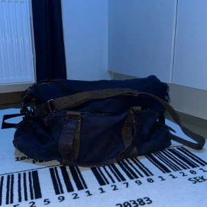 Weekend bag   - Fin weekend bag i canvasmaterial och läder med avtagbar axelrem från märket Dobber -  Köpt på MQ - rymmer mycket!  Använd till skola i en termin 