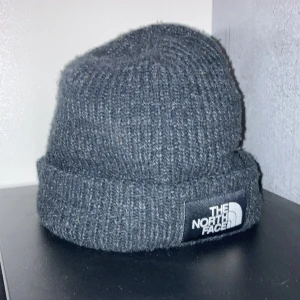 The north face mössa - Denna mössa är storlek one size och är i relativt bra skick men har tecken på användning materialet är i ull skriv för mer info.