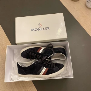 Moncler skor - Ett par riktigt feta moncler skor i storlek 41, väldigt bra sick, skriv om ni har fler fråger ny pris runt 5-8 k mitt pris 2300. Riktigt unika 