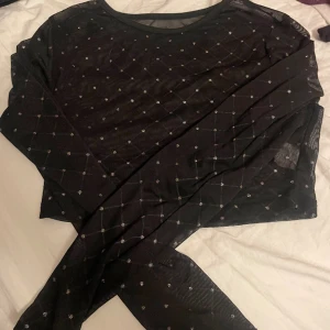 Genomskinlig tröja - Svart genomskinlig tröja med silver prickar