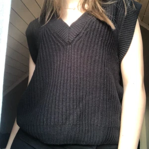 Stickad vest  - Oanvänd så otroligt bra skick. Kan användas både med eller utan tröja under