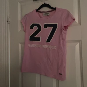 Hampition republic t-shirt - Köptes för 99kr säljs för 20kr 
