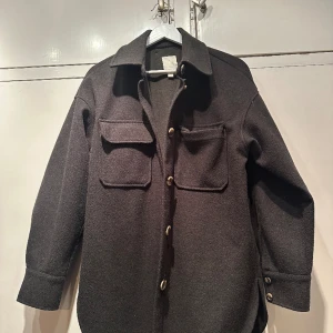 Oversized shirt jacket in wool blend - From H&M Dark green oversized. Fits me who usually wears S/M