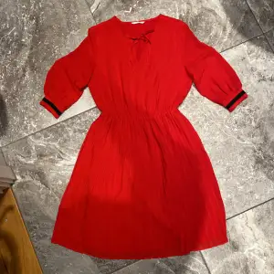 En underbar röd klänning. Knappt använd. Osäker på storlek, står nämligen ingen. Men skulle tro runt s/m. Säljer pga stor garderobrensning. Kika gärna på mina andra annonser, säljer mycket:) 