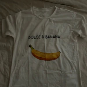 T-shirt  - T-shirt , strlk M men är som X-small. Aldrig använd pga för liten. 