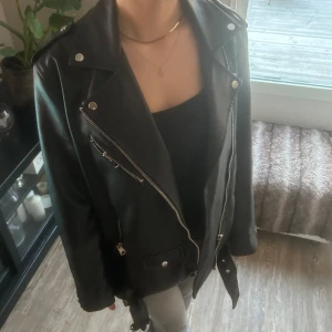 En snygg skinnjacka💖 - En längre snygg skinnjacka i bra skicka. Från stradivarius, använd sällan och snygg nu till våren💕😍