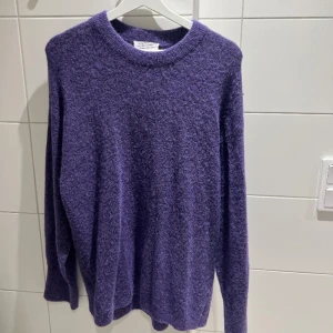 Stickad tröja - Stickad lila tröja från & other stories. Köpte för cirka 3 år sedan och den säljs inte längre på deras hemsida. Använt denna endast ett på få tal gånger. Hade svårt att hitta den på hemsidan men det är samma modell som på bild 2.