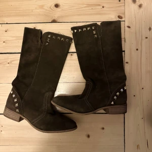 Mocka boots med nitar - Världens snyggaste bruna cowboyboots/boots med nitar men dom va tyvärr för små för mig 😓 köpta second hand! 