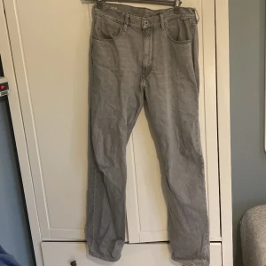 G-STAR jeans - Hejsan, säljer dessa snygga G-Star jeans i modellen relaxed straight då de ej kommer till användning längre. Jeansen är köpta för ett år sedan och är i gott skick bortsett från lappen på baksidan(se bild).