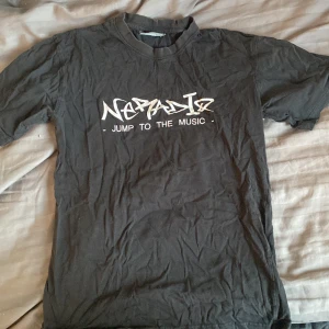 Neradio Tshirt  - Skick 6/10 väl använd  Size s men passar xs  Pris kan diskuteras vid snabb affär då ja vill bli av med den.