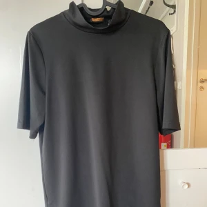 Kortärmad  - Den är en ny skick tröja som jag har knappt använt. Den har hållit i ungefär i 2 år nu och har max använt den 5 gånger. Är luftig