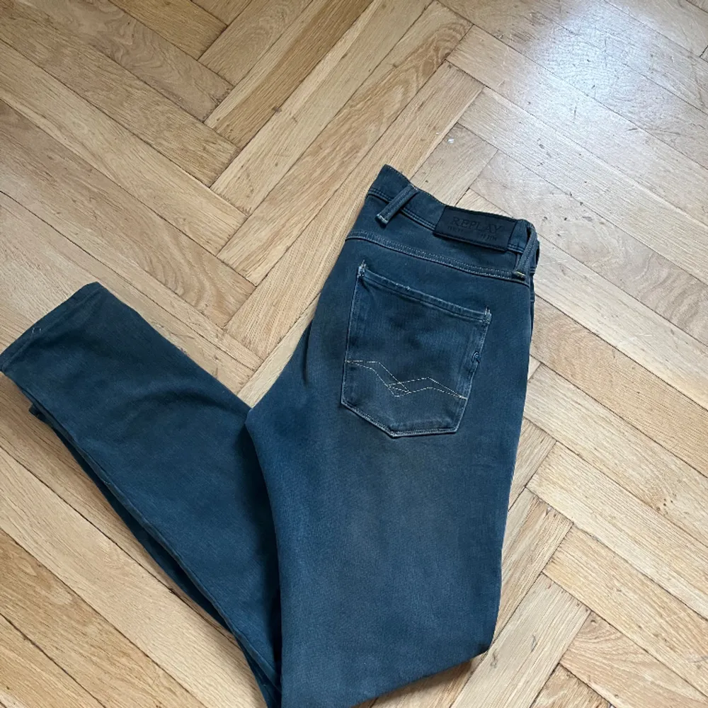 Tjena! Säljer nu dessa feta Replay Anbass jeansen. Skick 8/10, är lite osäker på färgen därav de låga priset, vid snabb affär kan vi tänka oss att gå ner i pris! Hör av dig om du har minsta lilla fråga eller fundering!!!🤙🤝🏎️💨. Farkut & Housut.