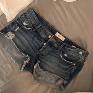 Fina jeans shorts ifrån mango, nästan aldrig använda och inga defekter 💕