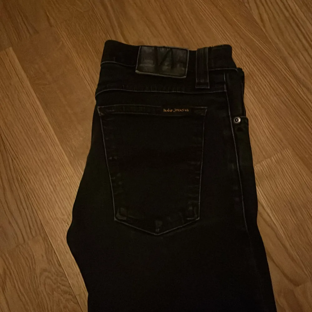 Säljer dessa feta Nudie jeans. Storleken är 28-32 men lite små i storleken!. Jeans & Byxor.