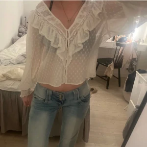 Zara blus - Jättefin blus från zara! (❗️lånade bilder❗️) jättebra skick💗(pris kan diskuteras)
