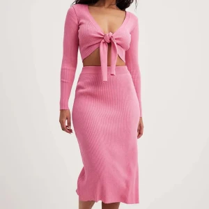 Nakd kjol och topp  - Sjukt fint och oanvänt sett från nakd, så fint till våren och sommaren. Storlek xs/s. Betalade 850 för det och helt i nyskick!  