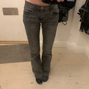 Lågmidjade jeans - Jeans från brandy Melville som är lite nedtrampade längst ner men inget illa