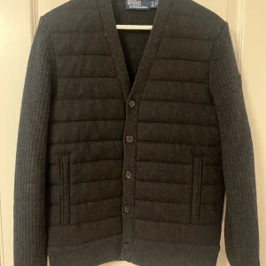 Ralph Lauren cardigan - Oanvänd så skick 10/10. Köpt på Nk. Skriv för kvitto