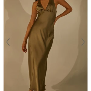 Grön långklänning - Säljer denna långa gröna klänningen i satin🫶🏼Aldrig använd med prislappen kvar. Skriv gärna om du har några frågor! 