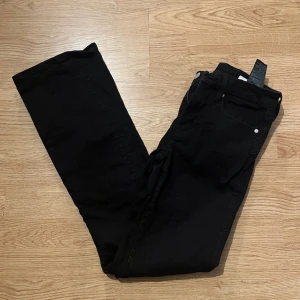 Zara jeans  - Low waist bootcut jeans i storlek 34💞