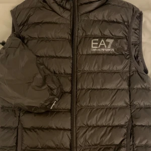 Ea7 väst - Stl , m passar s Ny skick Pris 959