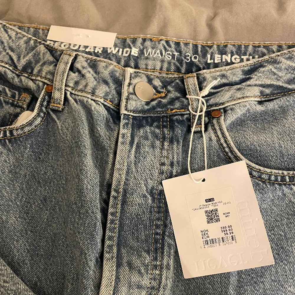 Superfina vida jeans ifrån never denim, köpta för 599kr och storlek 30/32. Säljer då dom är för stora på mig så alla lappar finns kvar🌸150kr eller ge ”prisförslag”. Jeans & Byxor.