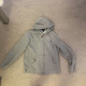 Grå raulph lauren zip - Säljer min gråa raulph lauren zip eftersom behöver pengar. Finns inget fel med den. Den är M men passar S.