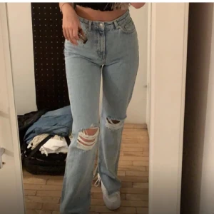 Jeans - Straight jeans med slitningar i knäna från pull and bear! 💙
