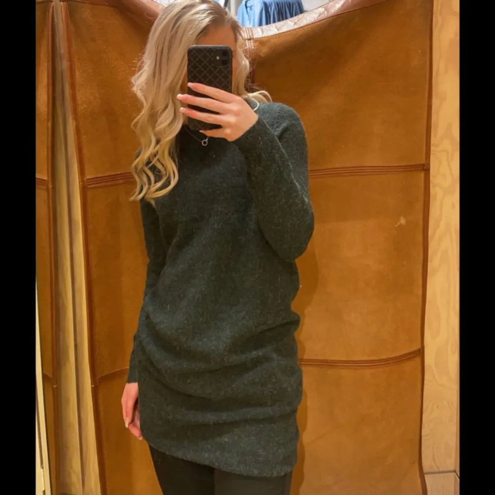mörkgrön stickad klänning💚 klänningen är från vero moda och endast använd 2 gånger. Mekot.