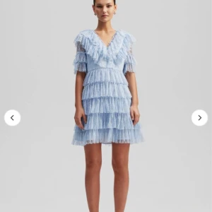 By malina klänning - Storlek XL men väldigt liten i storleken! Skulle säga som M