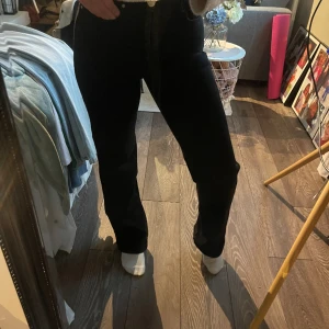 svarta jeans🖤 - Svarta raka jeans från Madlady, Storlek 34. Sparsamt använda och mycket sköna. Högmidjade, perfekta bas jeansen!