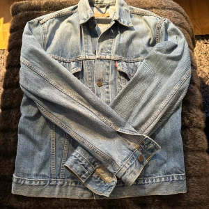 Levis jeans jacka - Vintage levis jacka, storlek L. Väldigt bra skick och säljer nu för att den blivit för liten. 