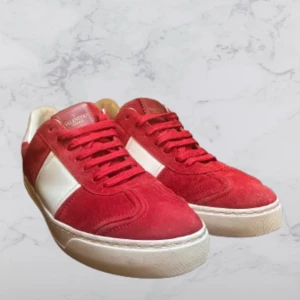 Röda Valentino Flycrew - Säljer dessa Valentino Flycrew skorna i storlek 41, passar 42. Cond 8,5/10 (lite heeldrag). 2 replacement  nitar Dm för frågor. Bara skor medföljer Priset är inte spikat.  // Allt gott