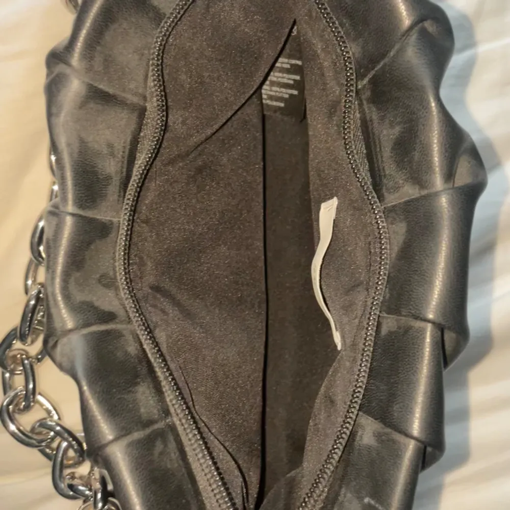 Säljer min svarta axelbandsväska med silverskedja från H&M. Väskan har inga fack.  Kedjan är inte tung. Nypris kanske runt 400💕💕. Väskor.