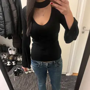 Superfin svart långärmad tröja med choker och flare armar, har likadan i mörkgrön!💗 Tröjan har ett litet hål vid armhålan ungefär men går lätt att sy ihop!!🥰