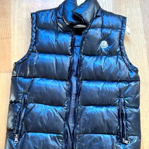 Moncler väst - Moncler väst storlek S använd bara några gånger. 