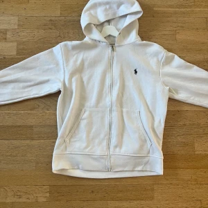 Polo Ralph Lauren Zip-up - Hej! Det är en Ralph Lauren Zip-up i storlek S som är i Bra skick.🙌 Den köptes för 1799kr och säljs för 999kr då jag tycker att det är ett rimligt pris!✨✨ (Kvitto finns om det önskas) Hör av er vid intresse! 